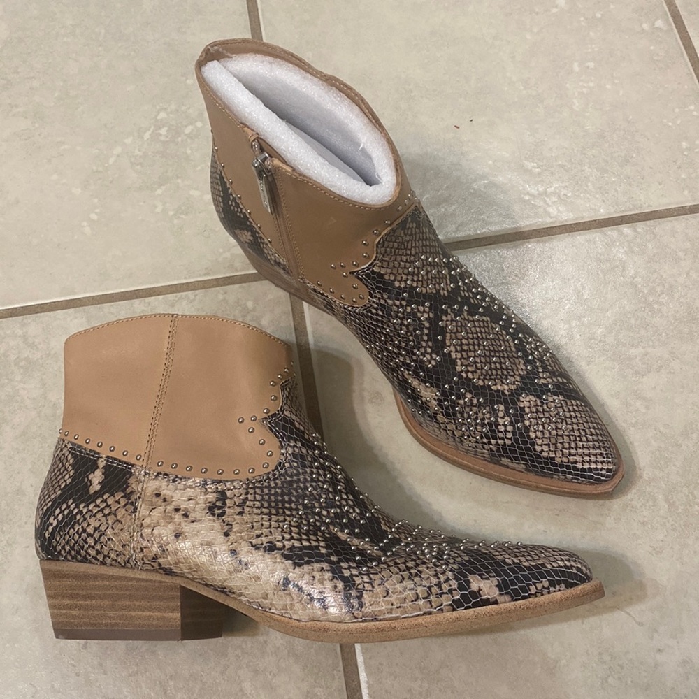 Gianni Bini Women’s boots size 10 in new condition
